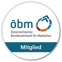 Logo des Österreichischen Bundesverbandes für Mediation (ÖBM) mit dem Wort "Mitglied" auf einem runden Abzeichen.