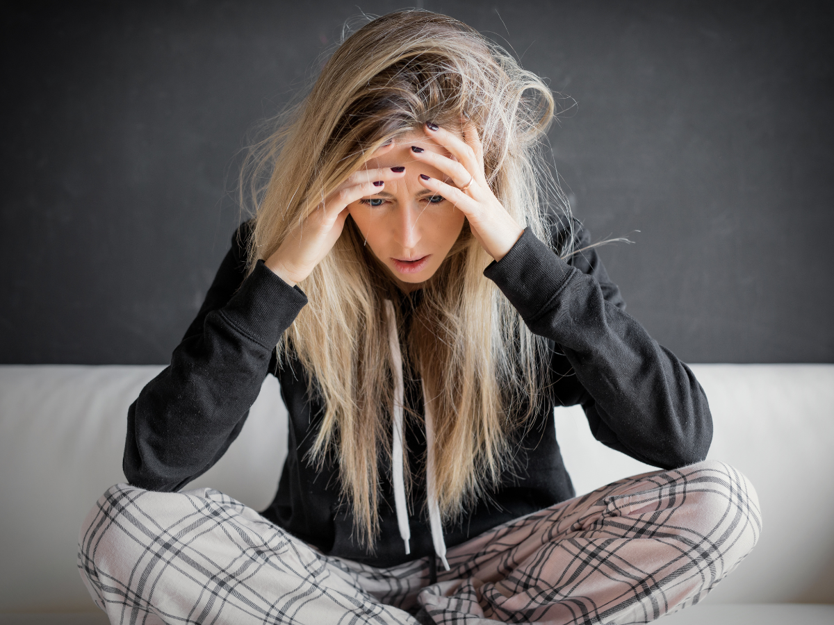 Schwierige Mitarbeiter fuehren Schwierige Mitarbeiter führen - verzweifelte Frau, die im Pyjama am Boden sitzt